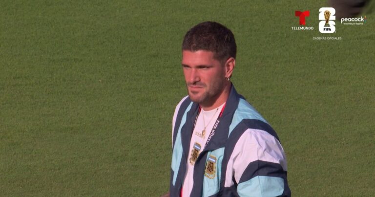 De Paul y Paredes con caramelos en la cancha previo al debut de Argentina