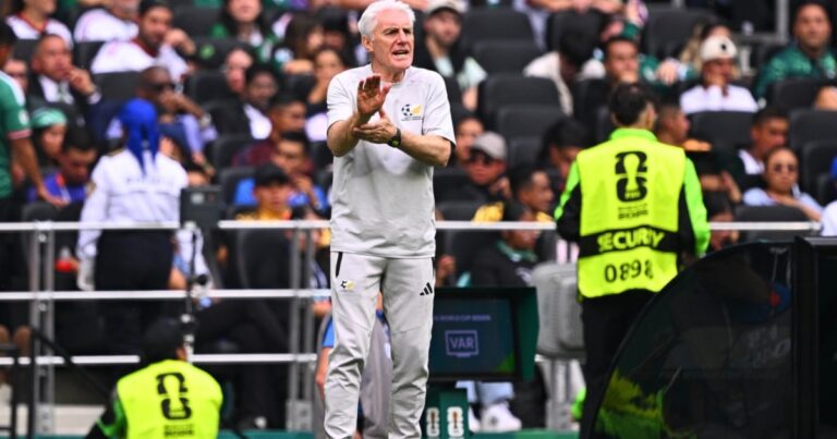Dos rojas y mucho por trabajar, la conclusión del entrenador de Sudáfrica ante la derrota con México