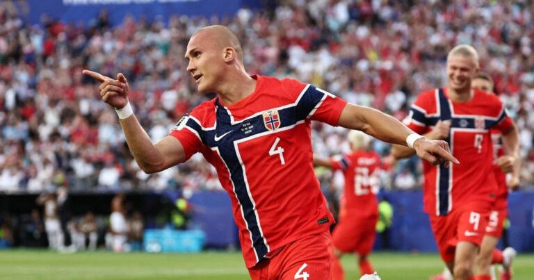 Leo Ostigard remata de cabeza y anota el tercero de la noche para Noruega