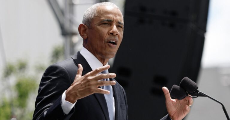 Obama encourages people to not give in to despair in current political climate